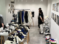 展示会場の様子。ギャラリー内にフットウェアやブルゾン、バッグなどの制作物が展示されています。