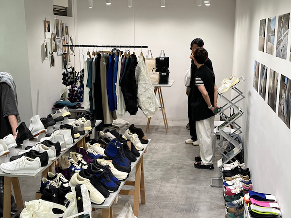 展示会場の様子。ギャラリー内にフットウェアやブルゾン、バッグなどの制作物が展示されています。